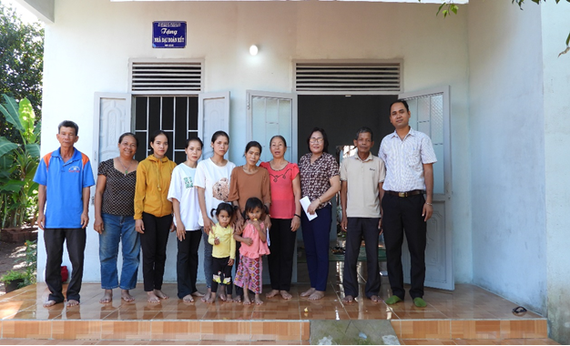 Bàn giao nhà đại đoàn kết cho hộ nghèo ở buôn Treng xã Ea H’leo